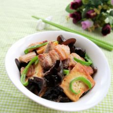 木耳豆腐焖肉的做法 木耳豆腐焖肉的做法