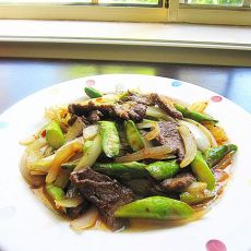 XO酱炒牛肉洋葱芦笋的做法 XO酱炒牛肉洋葱芦笋的做法