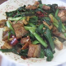 大蒜叶子炒回锅肉的做法 大蒜叶子炒回锅肉的做法