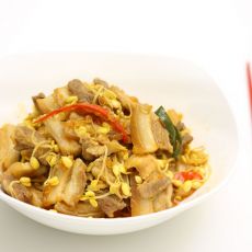 五花肉炒黄豆芽的做法步骤