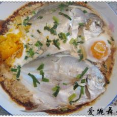 咸蛋蒸鲳鱼的做法 咸蛋蒸鲳鱼的做法