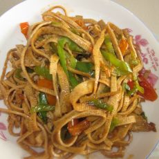 尖椒炒豆腐皮的做法 尖椒炒豆腐皮的做法