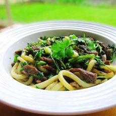 牛肉香菜炒乌冬的做法 牛肉香菜炒乌冬的做法