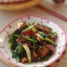 青椒蒜苗炒腊肉的做法 青椒蒜苗炒腊肉的做法