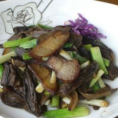 腊肉炒黑牛肝菌的做法 腊肉炒黑牛肝菌的做法