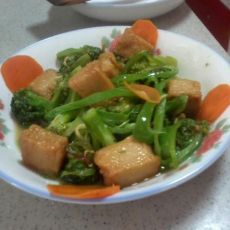 鱼豆腐戏西兰花的做法步骤