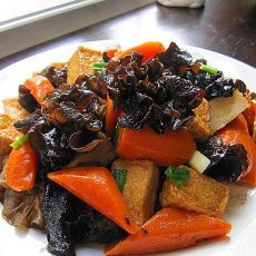 黑木耳红萝卜焖豆腐鱼饼的做法步骤