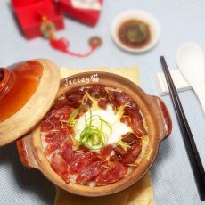 腊味窝蛋煲仔饭的做法 腊味窝蛋煲仔饭的做法