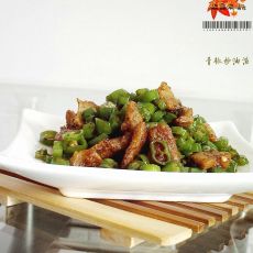 青椒炒油渣——妈妈菜的做法 青椒炒油渣——妈妈菜的做法