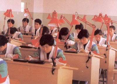 中共中央颁布《关于教育体制改革的决定》