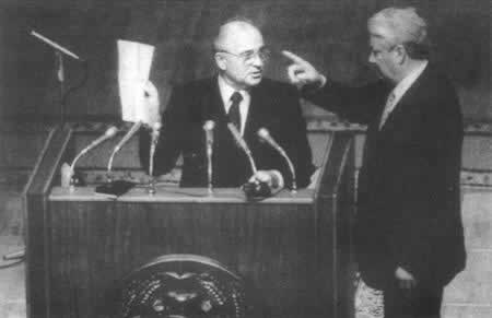 苏联新议会举行首次会议
