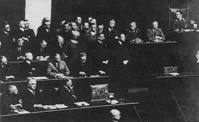 德国国会将独裁权授予希特勒