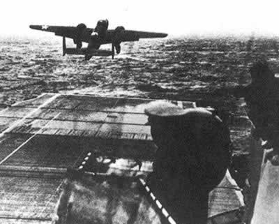 美国杜立德轰炸机编队首次空袭东京