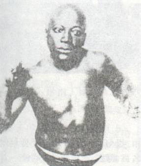 黑人拳手约翰逊卫冕成功引起美国种族骚乱