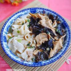 木耳肉片手擀面的做法 木耳肉片手擀面的做法