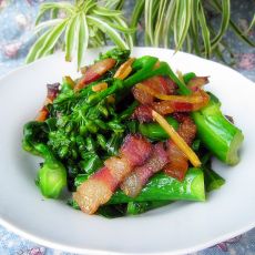 腊肉炒芥兰的做法 腊肉炒芥兰的做法